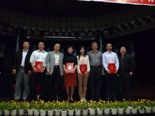 張龍平與教育廳領導合影 張龍平與教育廳領導合影